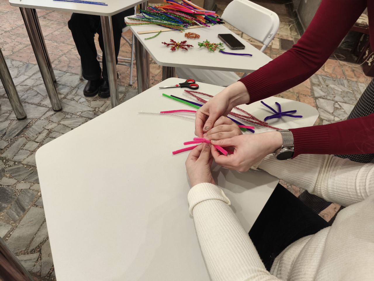 4 января в краеведческом музее прошёл уютный зимний мастер-класс «Снежное кружево» Участники создавали новогодние снежинки из мягкой синельной проволоки — пушистой, яркой и идеально подходящей для творчества 4 января в краеведческом музее прошёл уютный зимний мастер-класс «Снежное кружево» Участники создавали новогодние снежинки из мягкой синельной проволоки — пушистой, яркой и идеально подходящей для творчества