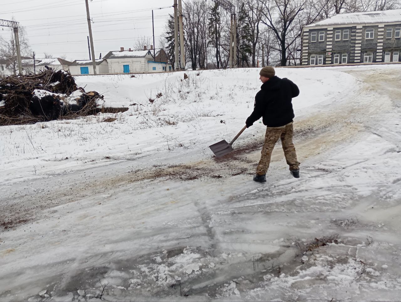 Андрей Рубанцов: В связи с резкими перепадами температуры и образованием гололёда на дорогах, несмотря на праздничные и выходные дни, на территории пгт Новодарьевка работники МУП «ЖЭК» г. Ровеньки, совместно с работниками... Андрей Рубанцов: В связи с резкими перепадами температуры и образованием гололёда на дорогах, несмотря на праздничные и выходные дни, на территории пгт Новодарьевка работники МУП «ЖЭК» г. Ровеньки, совместно с работниками...