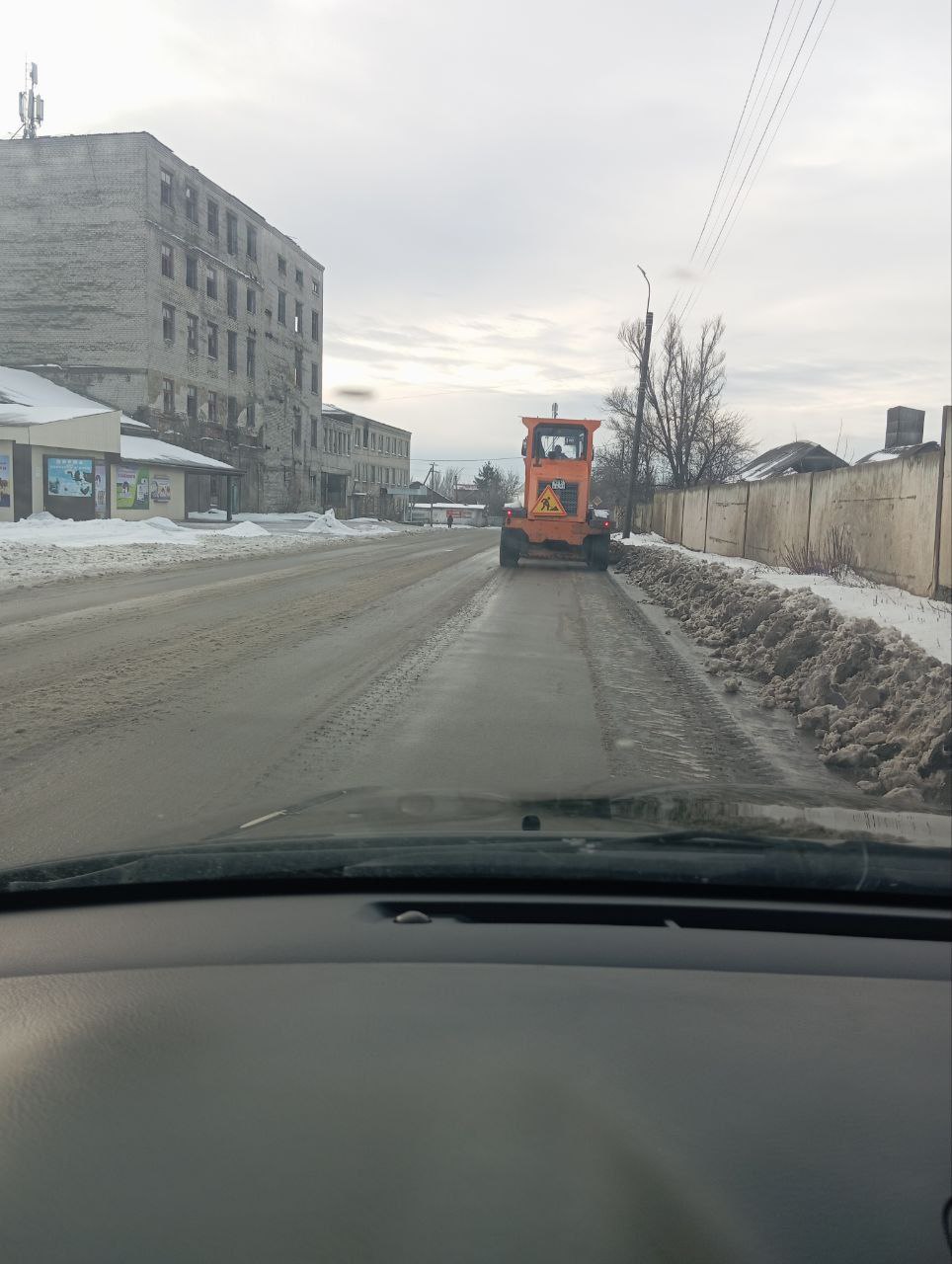 Коммунальные службы города продолжают активную расчистку автомобильных дорог от снега! Коммунальные службы города продолжают активную расчистку автомобильных дорог от снега!