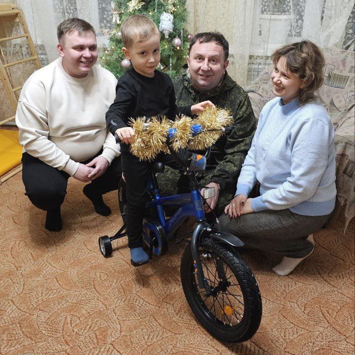 Семья фельдшера скорой помощи из Беловодска приняла участие в акции «Елка желаний» Семья фельдшера скорой помощи из Беловодска приняла участие в акции «Елка желаний»