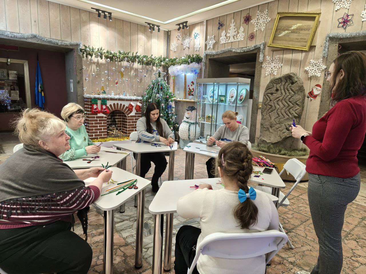 4 января в краеведческом музее прошёл уютный зимний мастер-класс «Снежное кружево» Участники создавали новогодние снежинки из мягкой синельной проволоки — пушистой, яркой и идеально подходящей для творчества