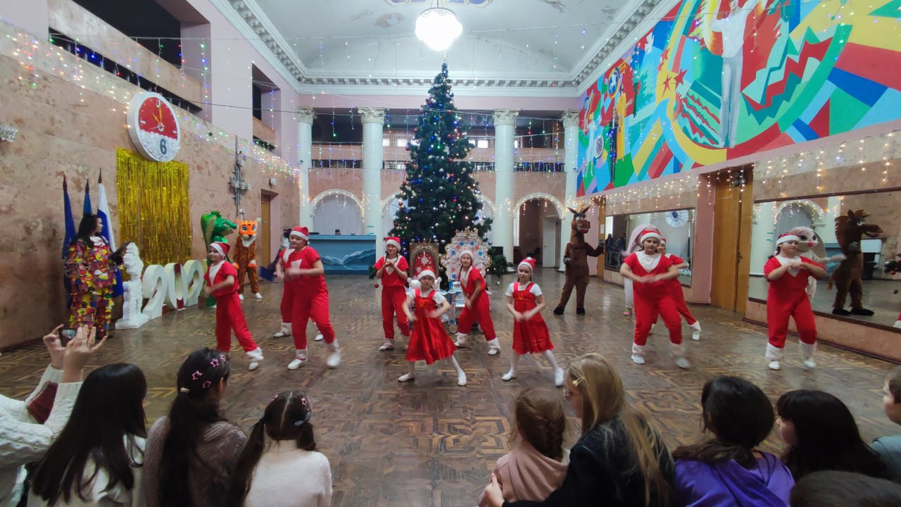 6 января в преддверии Рождества Христова в Молодогвардейском ДК «Юность» под эгидой ВПП «Единая Россия» прошел яркий праздник «Рождественские святки» 6 января в преддверии Рождества Христова в Молодогвардейском ДК «Юность» под эгидой ВПП «Единая Россия» прошел яркий праздник «Рождественские святки»