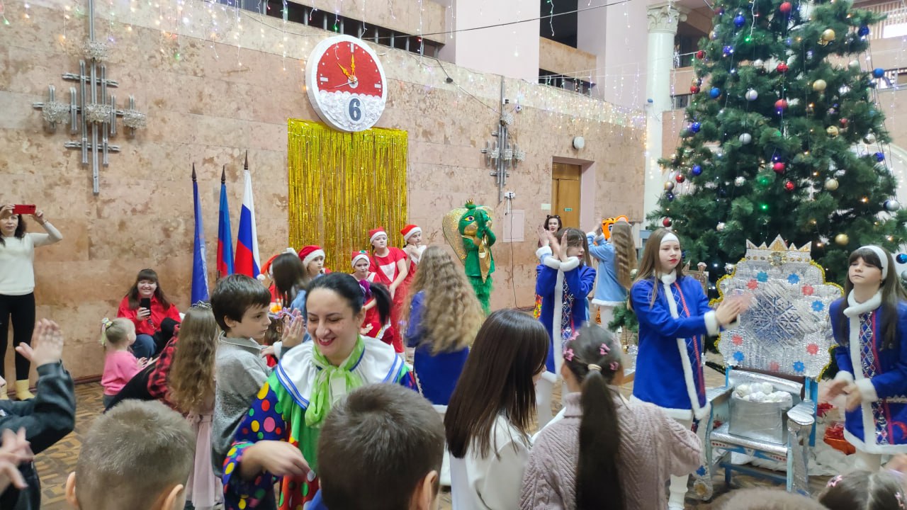 6 января в преддверии Рождества Христова в Молодогвардейском ДК «Юность» под эгидой ВПП «Единая Россия» прошел яркий праздник «Рождественские святки» 6 января в преддверии Рождества Христова в Молодогвардейском ДК «Юность» под эгидой ВПП «Единая Россия» прошел яркий праздник «Рождественские святки»