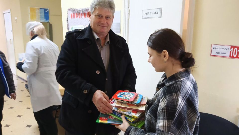 «Книги - детям»: подарки и улыбки для маленьких пациентов Меловской больницы «Книги - детям»: подарки и улыбки для маленьких пациентов Меловской больницы
