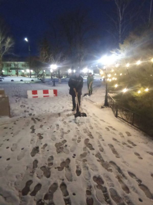 Несмотря на то, что сейчас в самом разгаре праздничные дни и непогода окутала Новоайдарский округ, сотрудники МБУ «Коммунальщик» продолжают свою важную работу Несмотря на то, что сейчас в самом разгаре праздничные дни и непогода окутала Новоайдарский округ, сотрудники МБУ «Коммунальщик» продолжают свою важную работу