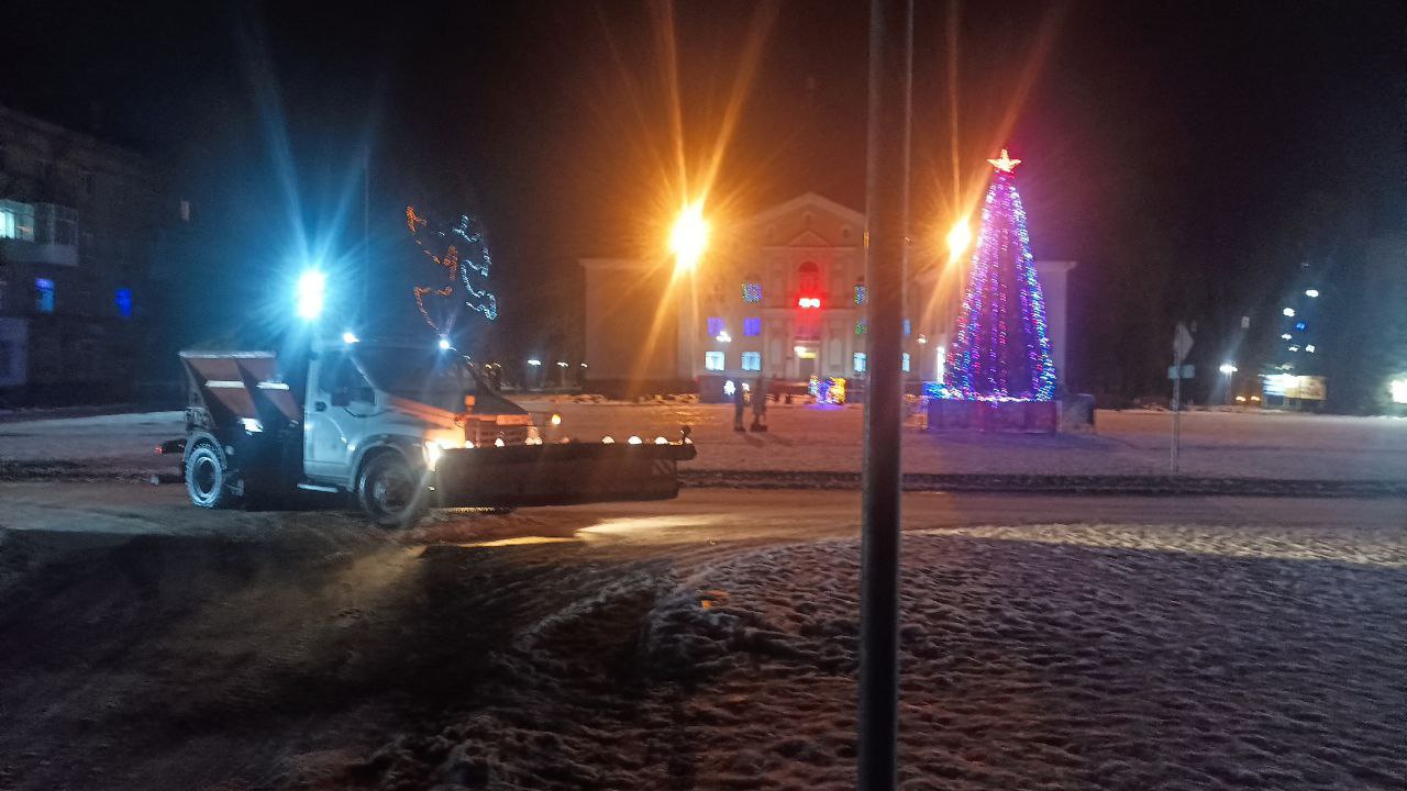 В Краснодонском муниципальном округе продолжаются активные работы по расчистке и посыпке дорог песко-соляной смесью