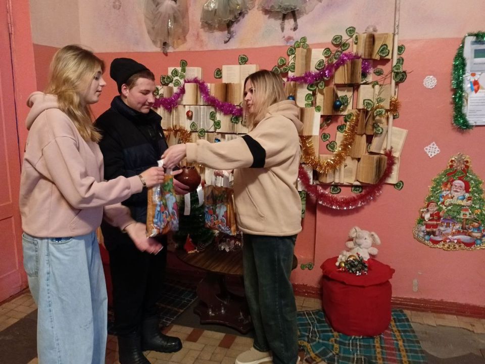 «Рождественская звезда». В канун Рождества Христова в библиотеке пгт Кленовый прошло праздничное мероприятие «Рождественская звезда». В канун Рождества Христова в библиотеке пгт Кленовый прошло праздничное мероприятие