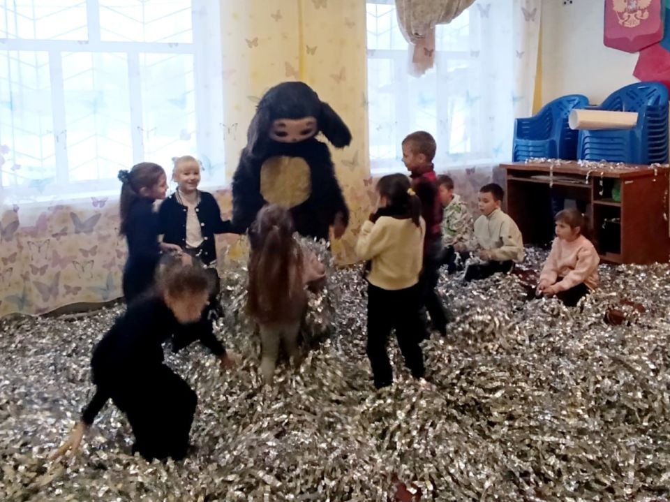 Сегодня, в преддверии самого волшебного праздника Рождества Христова, активисты «Единой России» поселка Краснодона подарили настоящий праздник для детей участников СВО Сегодня, в преддверии самого волшебного праздника Рождества Христова, активисты «Единой России» поселка Краснодона подарили настоящий праздник для детей участников СВО