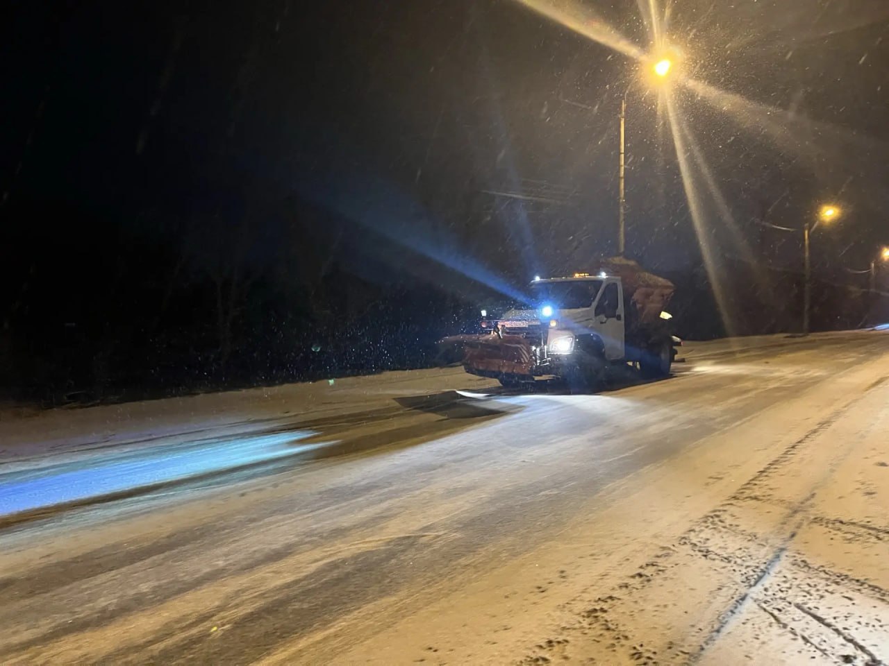 В Краснодонском муниципальном округе продолжаются активные работы по расчистке и посыпке дорог песко-соляной смесью В Краснодонском муниципальном округе продолжаются активные работы по расчистке и посыпке дорог песко-соляной смесью