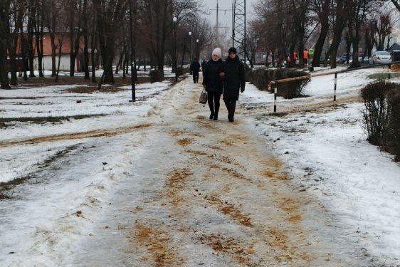 Коммунальные службы округа продолжают работы по посыпке дорог муниципалитета после образовавшейся наледи Коммунальные службы округа продолжают работы по посыпке дорог муниципалитета после образовавшейся наледи