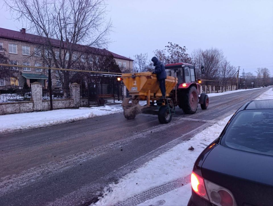 Несмотря на то, что сейчас в самом разгаре праздничные дни и непогода окутала Новоайдарский округ, сотрудники МБУ «Коммунальщик» продолжают свою важную работу Несмотря на то, что сейчас в самом разгаре праздничные дни и непогода окутала Новоайдарский округ, сотрудники МБУ «Коммунальщик» продолжают свою важную работу