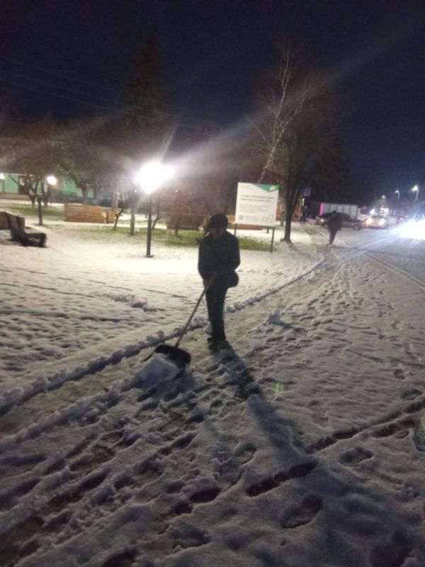 Несмотря на то, что сейчас в самом разгаре праздничные дни и непогода окутала Новоайдарский округ, сотрудники МБУ «Коммунальщик» продолжают свою важную работу Несмотря на то, что сейчас в самом разгаре праздничные дни и непогода окутала Новоайдарский округ, сотрудники МБУ «Коммунальщик» продолжают свою важную работу