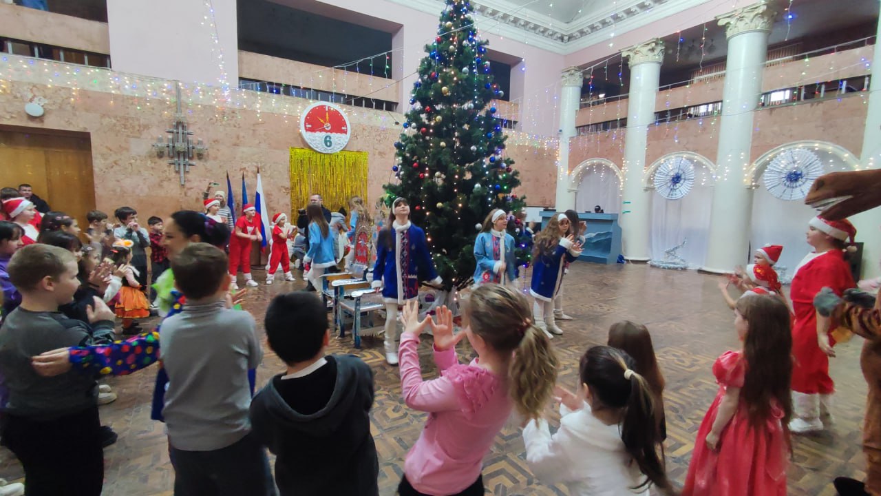 6 января в преддверии Рождества Христова в Молодогвардейском ДК «Юность» под эгидой ВПП «Единая Россия» прошел яркий праздник «Рождественские святки» 6 января в преддверии Рождества Христова в Молодогвардейском ДК «Юность» под эгидой ВПП «Единая Россия» прошел яркий праздник «Рождественские святки»