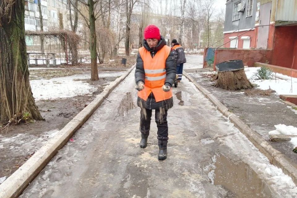 Коммунальные службы округа продолжают работы по посыпке дорог муниципалитета после образовавшейся наледи Коммунальные службы округа продолжают работы по посыпке дорог муниципалитета после образовавшейся наледи