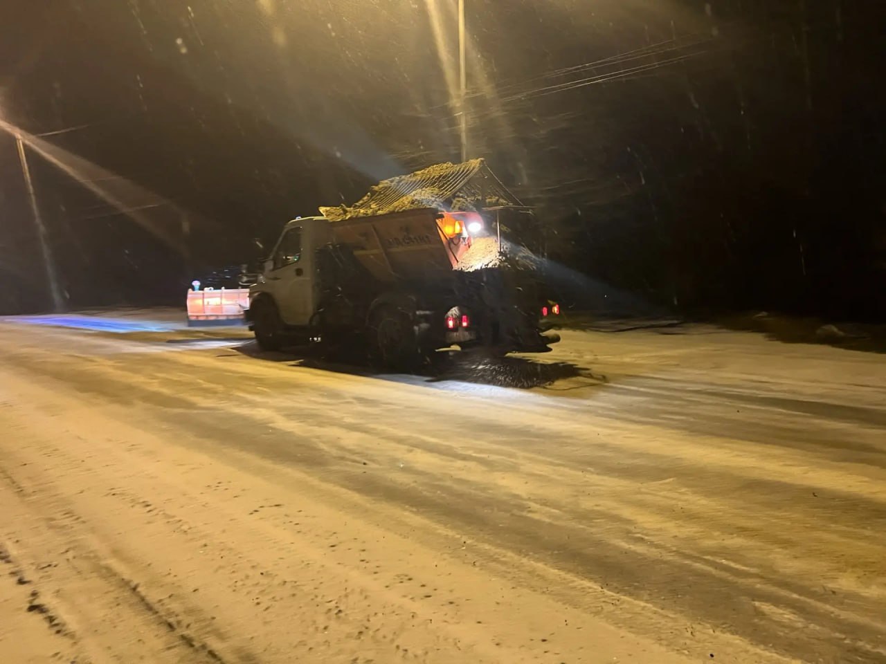 В Краснодонском муниципальном округе продолжаются активные работы по расчистке и посыпке дорог песко-соляной смесью В Краснодонском муниципальном округе продолжаются активные работы по расчистке и посыпке дорог песко-соляной смесью