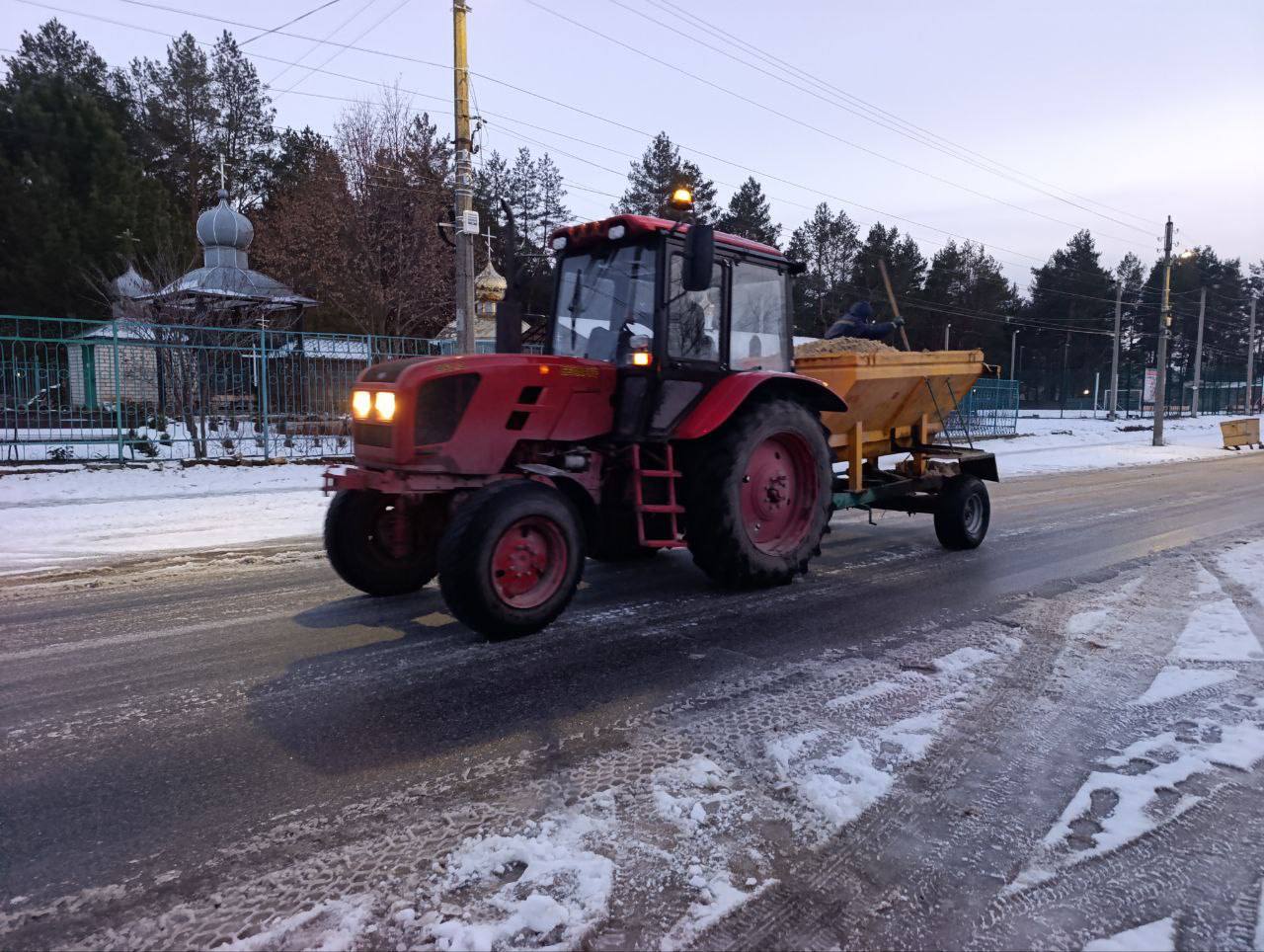 Несмотря на то, что сейчас в самом разгаре праздничные дни и непогода окутала Новоайдарский округ, сотрудники МБУ «Коммунальщик» продолжают свою важную работу