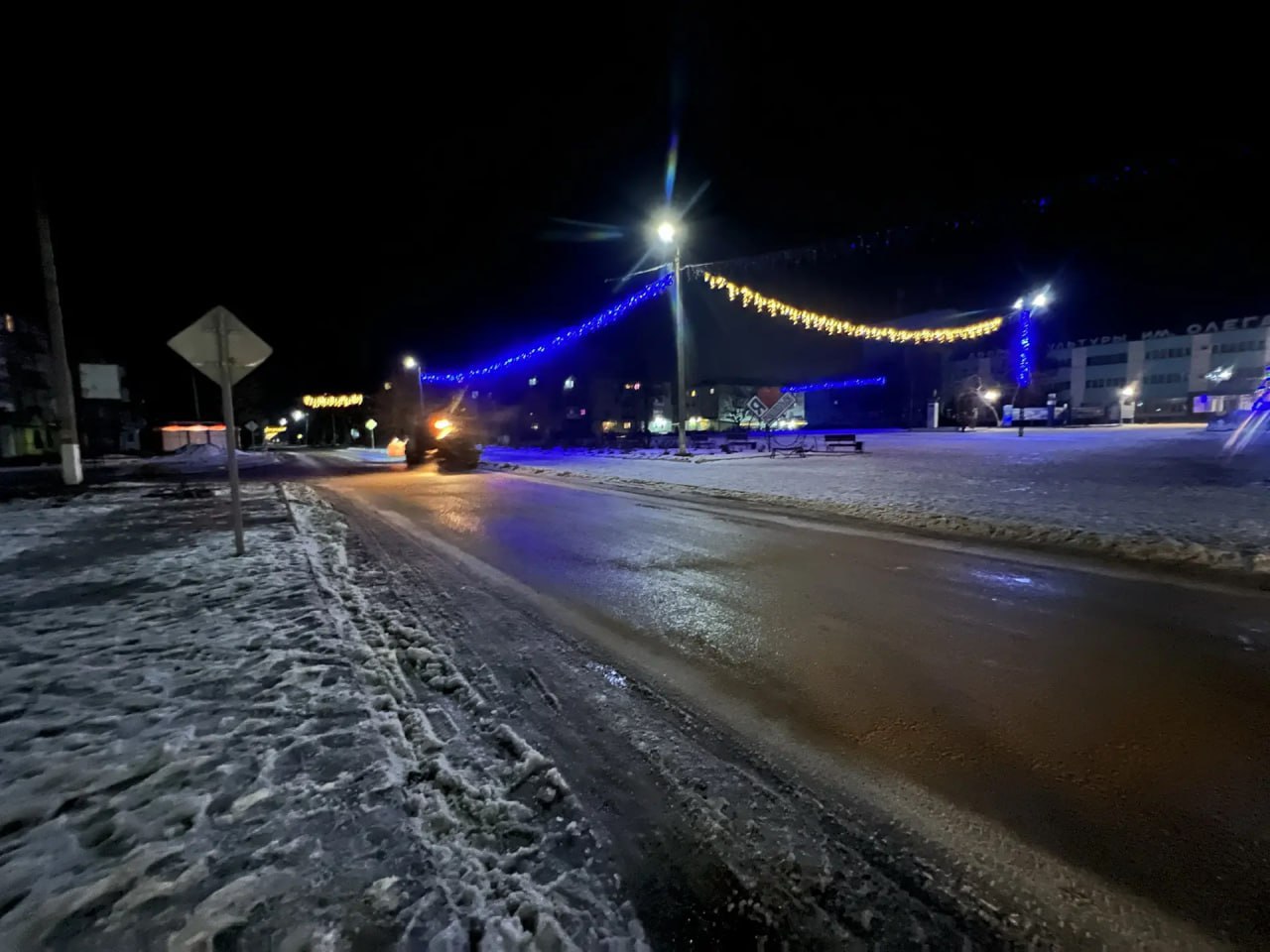 В Краснодонском муниципальном округе продолжаются активные работы по расчистке и посыпке дорог песко-соляной смесью В Краснодонском муниципальном округе продолжаются активные работы по расчистке и посыпке дорог песко-соляной смесью