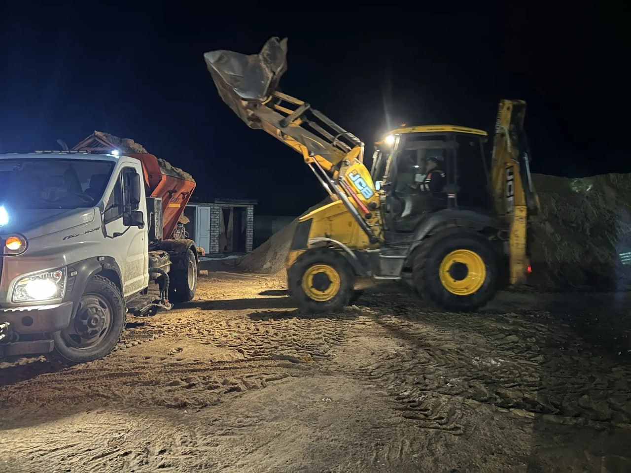 В Краснодонском муниципальном округе продолжаются активные работы по расчистке и посыпке дорог песко-соляной смесью В Краснодонском муниципальном округе продолжаются активные работы по расчистке и посыпке дорог песко-соляной смесью