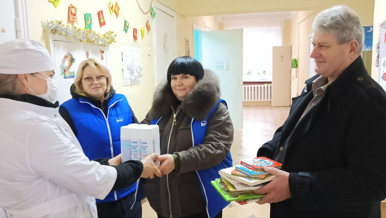 «Книги - детям»: подарки и улыбки для маленьких пациентов Меловской больницы