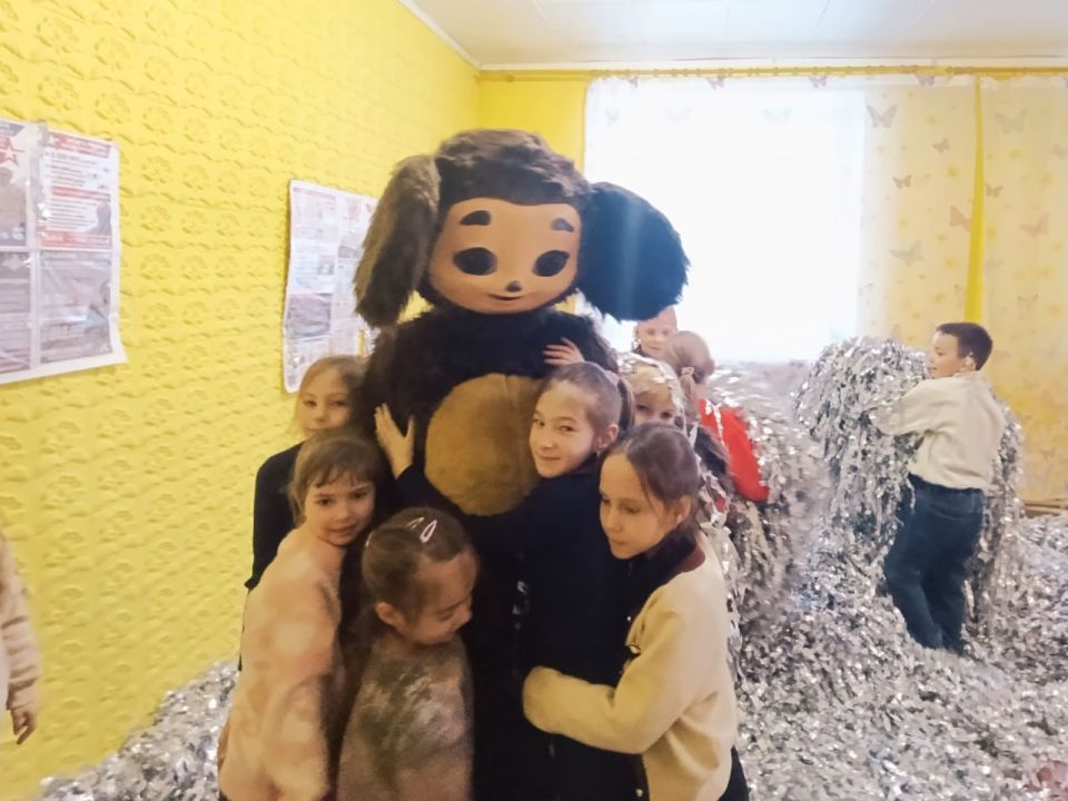 Сегодня, в преддверии самого волшебного праздника Рождества Христова, активисты «Единой России» поселка Краснодона подарили настоящий праздник для детей участников СВО Сегодня, в преддверии самого волшебного праздника Рождества Христова, активисты «Единой России» поселка Краснодона подарили настоящий праздник для детей участников СВО