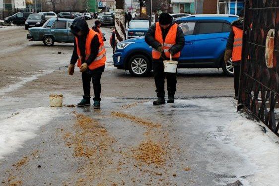 Коммунальные службы округа продолжают работы по посыпке дорог муниципалитета после образовавшейся наледи Коммунальные службы округа продолжают работы по посыпке дорог муниципалитета после образовавшейся наледи
