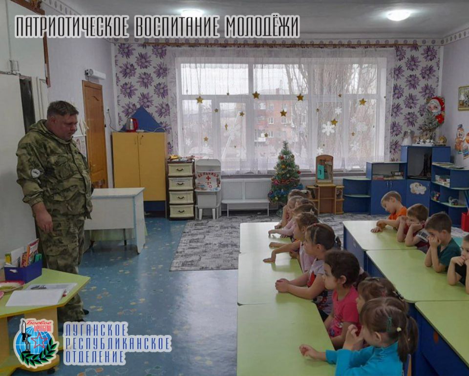 18 декабря Алексей Пятаков член Совета Луганского республиканского отделения Всероссийской общественной организации ветеранов «БОЕВОЕ БРАТСТВО» провел урок мужества в детском саду Ласточка города Лутугино 18 декабря Алексей Пятаков член Совета Луганского республиканского отделения Всероссийской общественной организации ветеранов «БОЕВОЕ БРАТСТВО» провел урок мужества в детском саду Ласточка города Лутугино