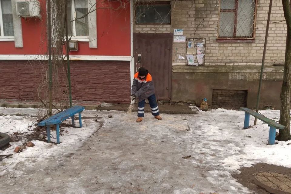 Коммунальные службы округа продолжают работы по посыпке дорог муниципалитета после образовавшейся наледи Коммунальные службы округа продолжают работы по посыпке дорог муниципалитета после образовавшейся наледи