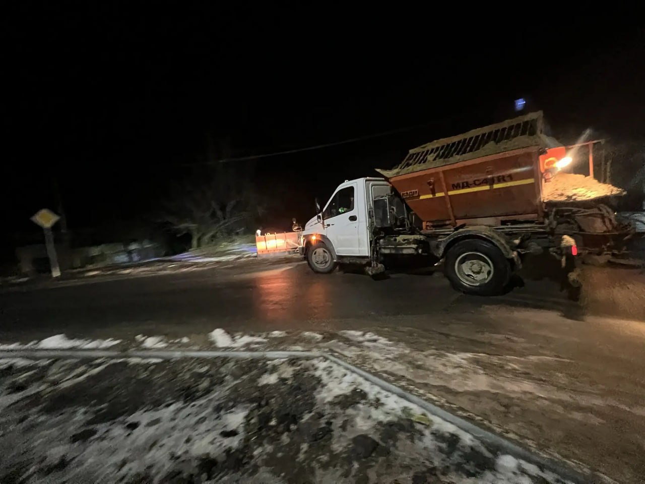 В Краснодонском муниципальном округе продолжаются активные работы по расчистке и посыпке дорог песко-соляной смесью В Краснодонском муниципальном округе продолжаются активные работы по расчистке и посыпке дорог песко-соляной смесью