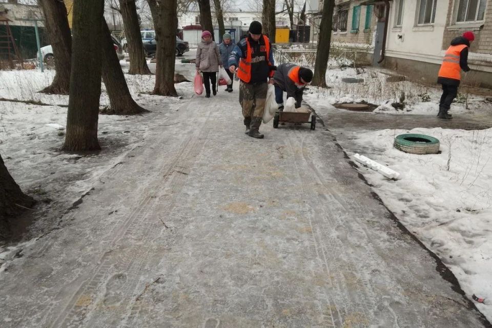 Коммунальные службы округа продолжают работы по посыпке дорог муниципалитета после образовавшейся наледи Коммунальные службы округа продолжают работы по посыпке дорог муниципалитета после образовавшейся наледи