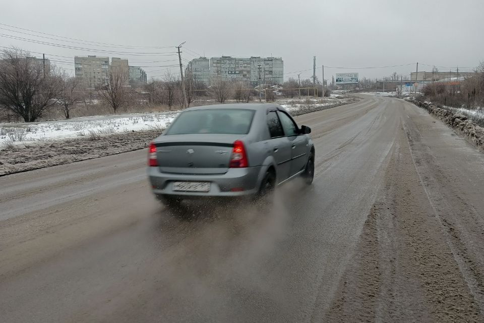 Коммунальные службы округа продолжают работы по посыпке дорог муниципалитета после образовавшейся наледи Коммунальные службы округа продолжают работы по посыпке дорог муниципалитета после образовавшейся наледи