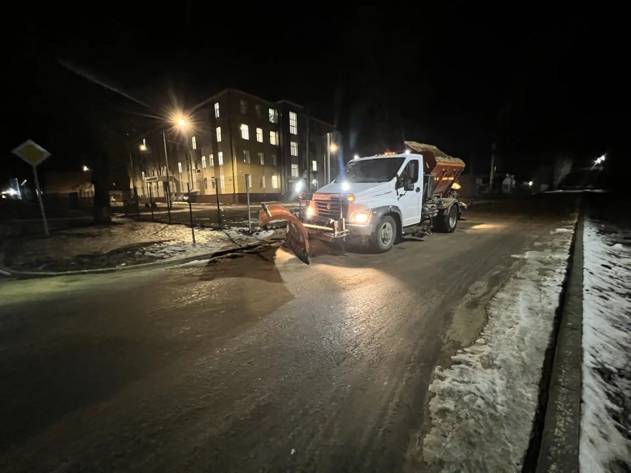 В Краснодонском муниципальном округе продолжаются активные работы по расчистке и посыпке дорог песко-соляной смесью В Краснодонском муниципальном округе продолжаются активные работы по расчистке и посыпке дорог песко-соляной смесью