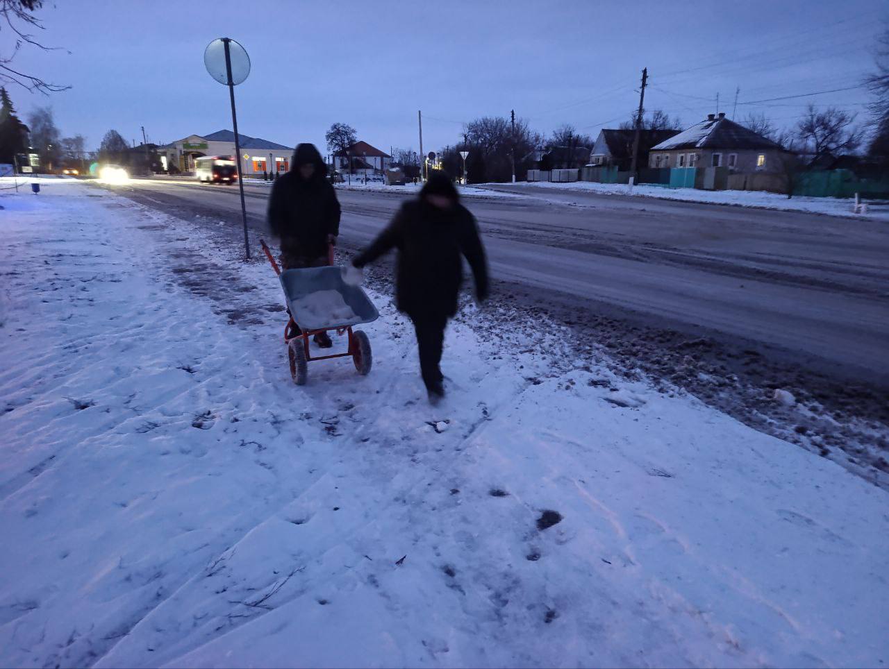 Несмотря на то, что сейчас в самом разгаре праздничные дни и непогода окутала Новоайдарский округ, сотрудники МБУ «Коммунальщик» продолжают свою важную работу Несмотря на то, что сейчас в самом разгаре праздничные дни и непогода окутала Новоайдарский округ, сотрудники МБУ «Коммунальщик» продолжают свою важную работу