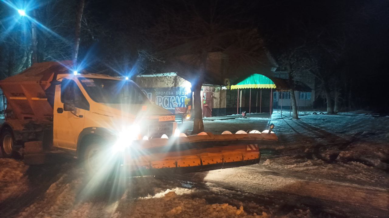 В Краснодонском муниципальном округе продолжаются активные работы по расчистке и посыпке дорог песко-соляной смесью В Краснодонском муниципальном округе продолжаются активные работы по расчистке и посыпке дорог песко-соляной смесью
