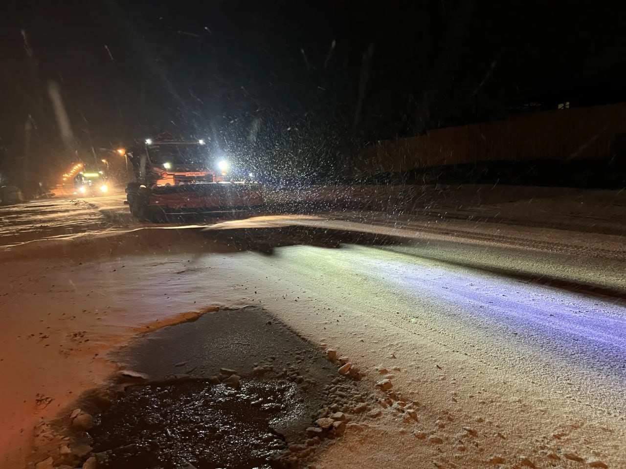 В Краснодонском муниципальном округе продолжаются активные работы по расчистке и посыпке дорог песко-соляной смесью В Краснодонском муниципальном округе продолжаются активные работы по расчистке и посыпке дорог песко-соляной смесью