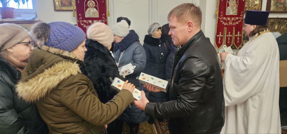В день Рождества Христова в Свято-Николаевском храме поздравили прихожан В день Рождества Христова в Свято-Николаевском храме поздравили прихожан
