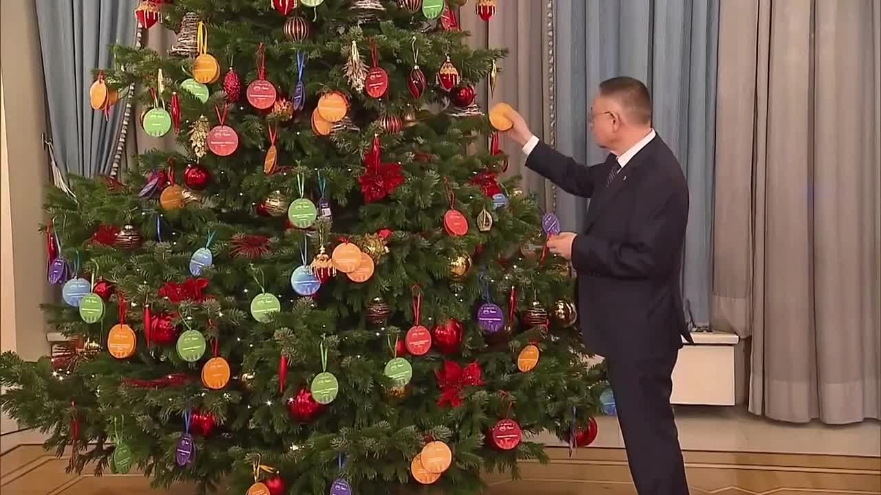 Министр строительства и жилищно-коммунального хозяйства Российской Федерации Ирек Файзуллин в рамках Всероссийской акции «Елка желаний» исполнил мечту шестнадцатилетнего Ильи из ЛНР