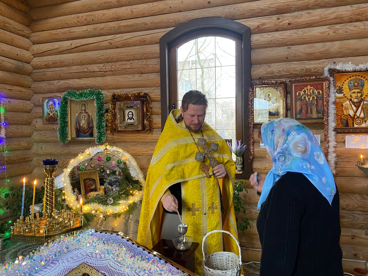 Праздничный молебен в честь Рождества Христова в храме в честь иконы Божией Матери Праздничный молебен в честь Рождества Христова в храме в честь иконы Божией Матери