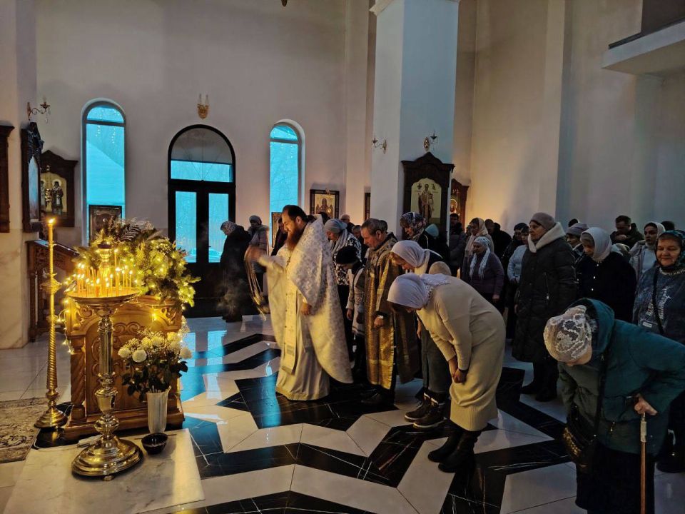 Рождество Христово- один из главных христианских праздников- отметили в Краснолучском городском округе традиционными службами Рождество Христово- один из главных христианских праздников- отметили в Краснолучском городском округе традиционными службами