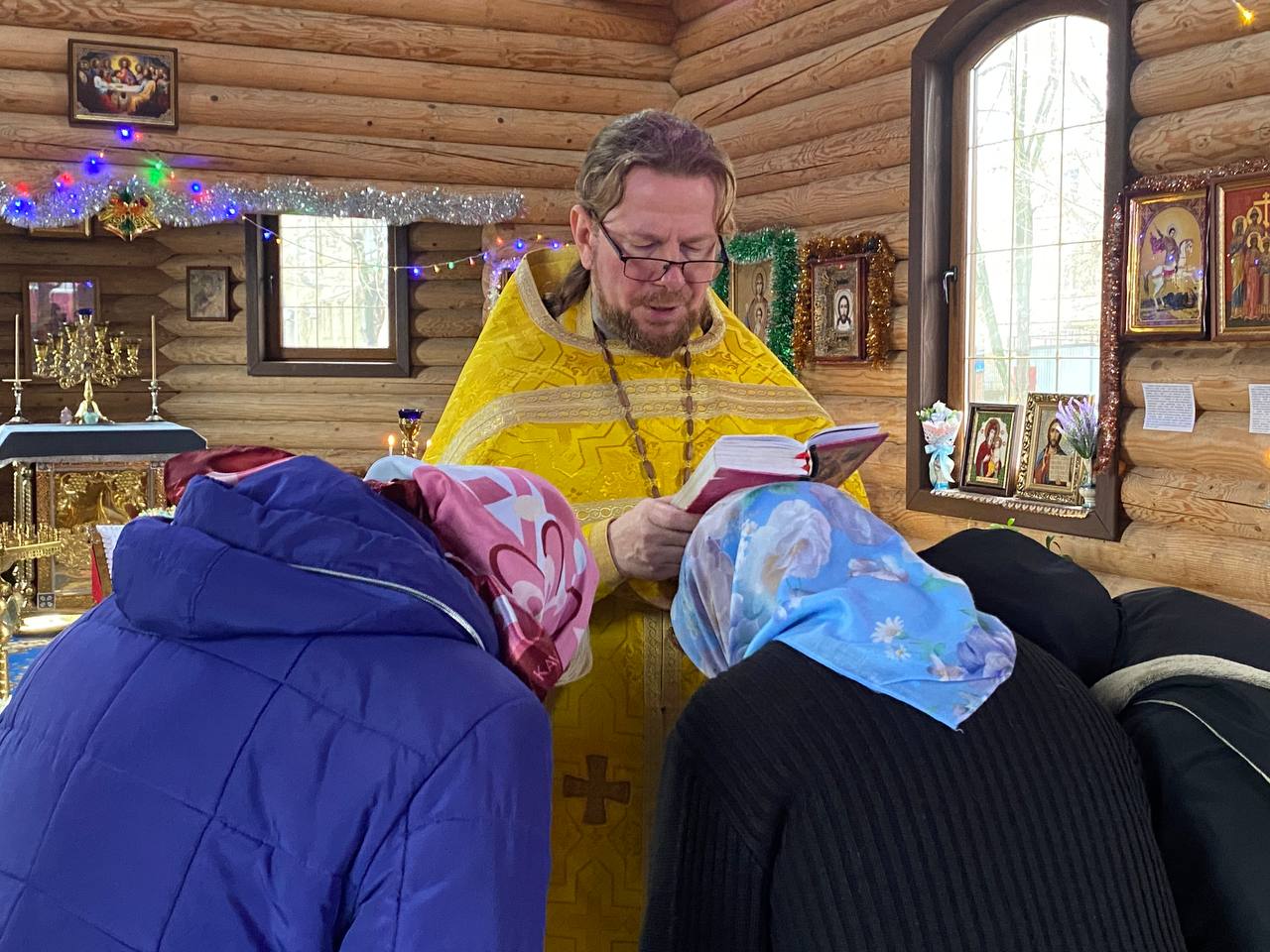 Праздничный молебен в честь Рождества Христова в храме в честь иконы Божией Матери Праздничный молебен в честь Рождества Христова в храме в честь иконы Божией Матери