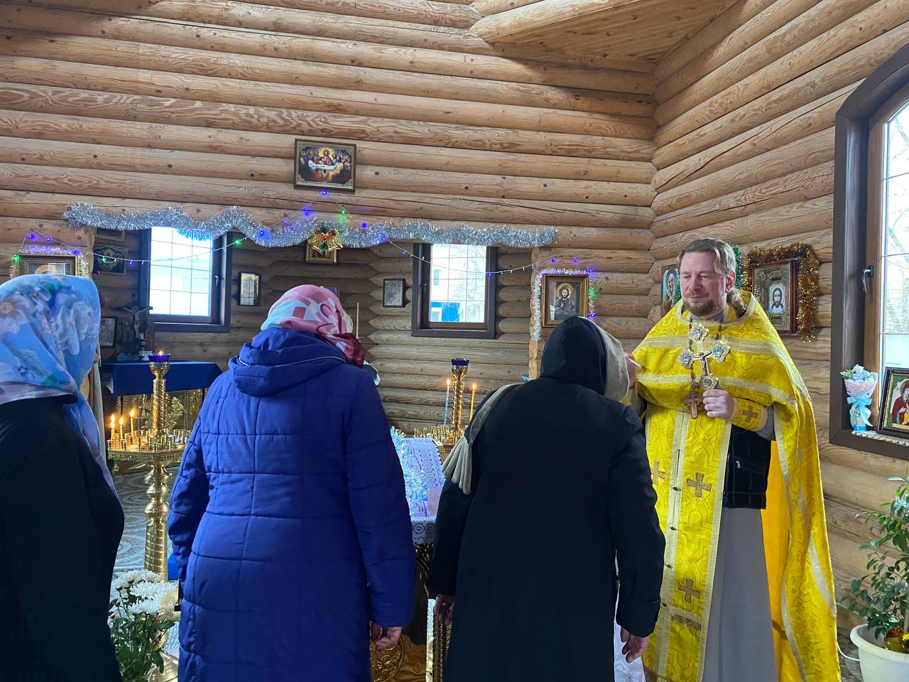 Праздничный молебен в честь Рождества Христова в храме в честь иконы Божией Матери Праздничный молебен в честь Рождества Христова в храме в честь иконы Божией Матери