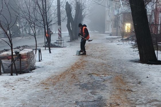 Муниципальные унитарные предприятия сферы жилищно-коммунального хозяйства продолжают работу по посыпке территории Свердловского округа противогололёдной смесью Муниципальные унитарные предприятия сферы жилищно-коммунального хозяйства продолжают работу по посыпке территории Свердловского округа противогололёдной смесью