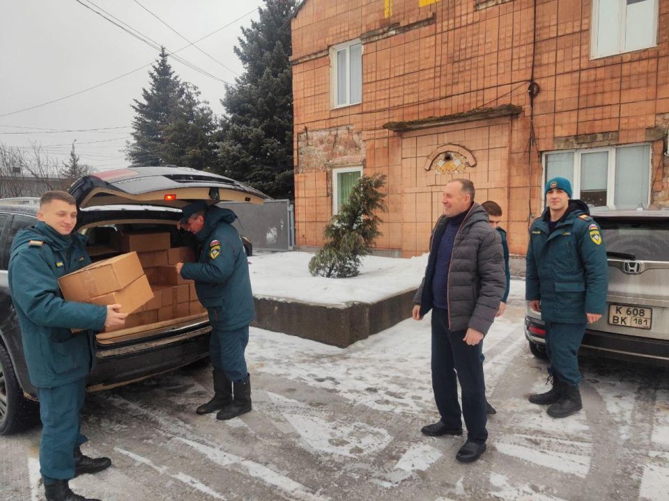Брянский пожарно-спасательный центр передал новогодние подарки детям коллег из Брянки Брянский пожарно-спасательный центр передал новогодние подарки детям коллег из Брянки