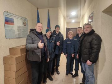 Брянский пожарно-спасательный центр передал новогодние подарки детям коллег из Брянки