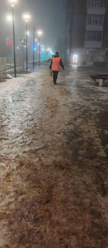 Муниципальные унитарные предприятия сферы жилищно-коммунального хозяйства продолжают работу по посыпке территории Свердловского округа противогололёдной смесью Муниципальные унитарные предприятия сферы жилищно-коммунального хозяйства продолжают работу по посыпке территории Свердловского округа противогололёдной смесью