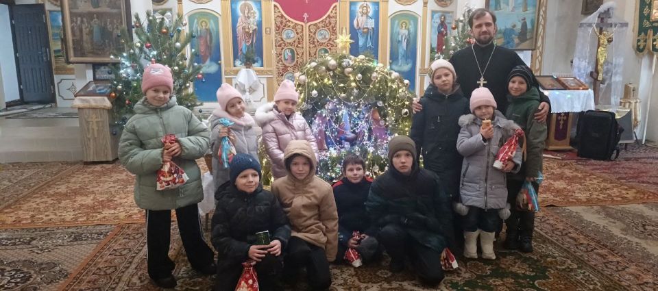 Активисты «Женского движения Единой России» Анна Китаева (заместитель Председателя Совета Краснодонского муниципального округа) и Дина Жидких (директор КГДК им. "Молодой гвардии") подарили детям из Краснодонского УВК... Активисты «Женского движения Единой России» Анна Китаева (заместитель Председателя Совета Краснодонского муниципального округа) и Дина Жидких (директор КГДК им. "Молодой гвардии") подарили детям из Краснодонского УВК...