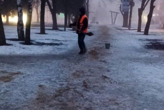 Муниципальные унитарные предприятия сферы жилищно-коммунального хозяйства продолжают работу по посыпке территории Свердловского округа противогололёдной смесью Муниципальные унитарные предприятия сферы жилищно-коммунального хозяйства продолжают работу по посыпке территории Свердловского округа противогололёдной смесью