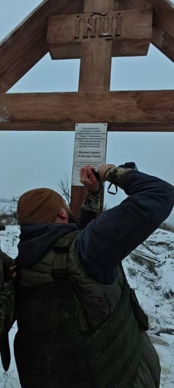 Поклонный крест на горе в Белогоровке установили войсковой священник и военнослужащие 7-й отдельной гвардейской мотострелковой бригады 3-й общевойсковой армии «Южной» группировки войск в канун Рождества Христова Поклонный крест на горе в Белогоровке установили войсковой священник и военнослужащие 7-й отдельной гвардейской мотострелковой бригады 3-й общевойсковой армии «Южной» группировки войск в канун Рождества Христова
