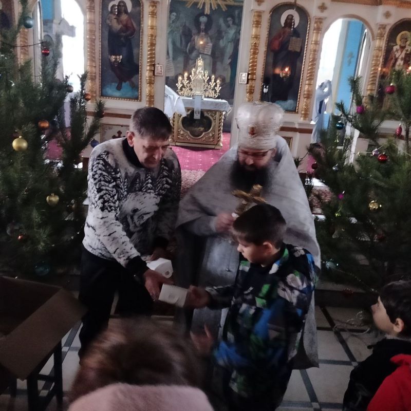 В день Рождества Христова в Свято-Николаевском храме поздравили прихожан В день Рождества Христова в Свято-Николаевском храме поздравили прихожан