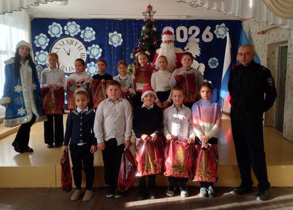 111Полицейские региона вручили подарки ученикам профильных классов, детям погибших правоохранителей и состоящим на учёте ребятам 111Полицейские региона вручили подарки ученикам профильных классов, детям погибших правоохранителей и состоящим на учёте ребятам