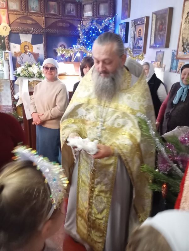 Школьники Комиссаровки подготовили для односельчан Рождественский утренник Школьники Комиссаровки подготовили для односельчан Рождественский утренник